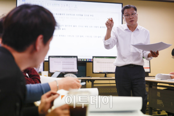 ▲임성호 종로학원 대표와 강사들이 13일 서울 양천구 목동종로학원 2026 종로학원 대입수능 분석 상황실에서 2026학년도 대학수학능력시험 문제분석 회의를 하고 있다. 조현호 기자 hyunho@