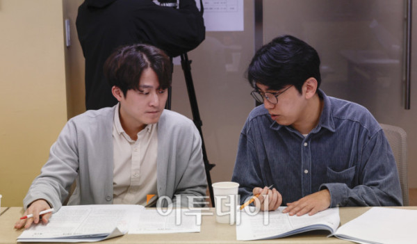 ▲강사들이 13일 서울 양천구 목동종로학원 2026 종로학원 대입수능 분석 상황실에서 2026학년도 대학수학능력시험 문제분석 회의를 하고 있다. 조현호 기자 hyunho@