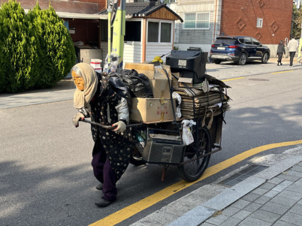 ▲마린보이 작가의 '고물 수레' 공연(사진=박지수 기자 jsp@)