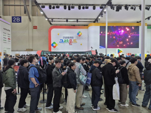 ▲14일 부산 벡스코에서 열린 지스타에서 관람객들이 줄을 서있다. (김연진 기자 yeonjin@)