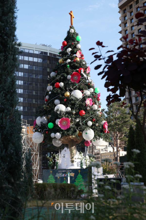 ▲17일 서울 중구 서울광장에 성탄트리가 설치돼 있다. 서울시는 이날 저녁 서울광장에서 2026년 1월 1일까지 도심을 밝힐 성탄트리 점등식을 진행할 예정이다. 고이란 기자 photoeran@