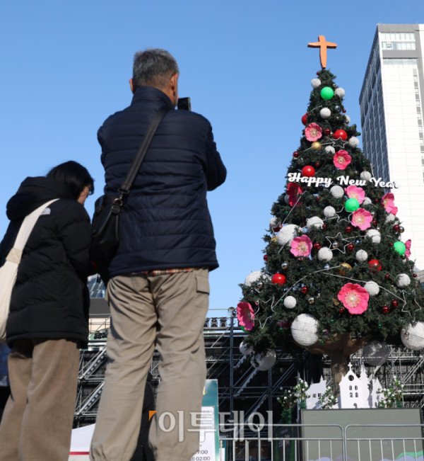 ▲17일 서울 중구 서울광장에 성탄트리가 설치돼 있다. 서울시는 이날 저녁 서울광장에서 2026년 1월 1일까지 도심을 밝힐 성탄트리 점등식을 진행할 예정이다. 고이란 기자 photoeran@