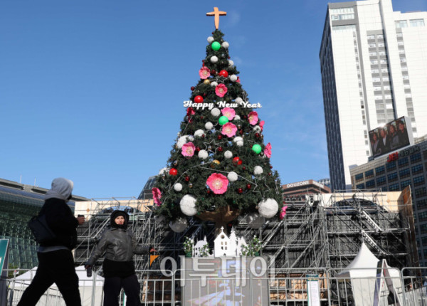 ▲17일 서울 중구 서울광장에 성탄트리가 설치돼 있다. 서울시는 이날 저녁 서울광장에서 2026년 1월 1일까지 도심을 밝힐 성탄트리 점등식을 진행할 예정이다. 고이란 기자 photoeran@