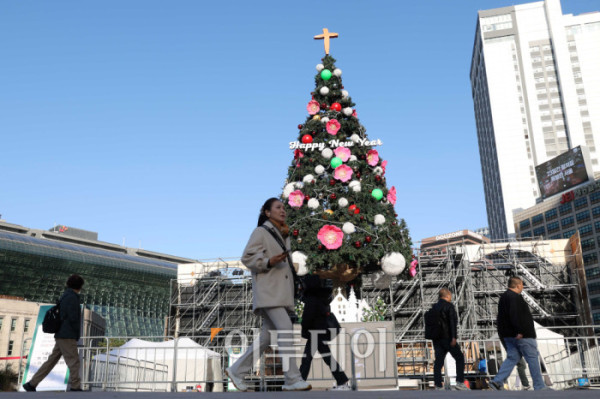 ▲17일 서울 중구 서울광장에 성탄트리가 설치돼 있다. 서울시는 이날 저녁 서울광장에서 2026년 1월 1일까지 도심을 밝힐 성탄트리 점등식을 진행할 예정이다. 고이란 기자 photoeran@