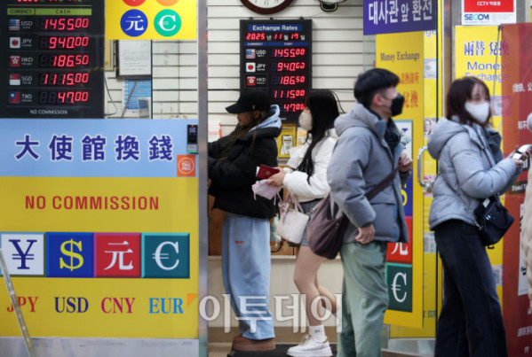 ▲원·달러 환율이 연일 치솟은 17일 서울 명동 거리에서 관광객들이 환전을 하고 있다. 이날 서울 외환시장에서 원·달러 환율은 주간 거래 종가(15시30분) 기준 전일 대비 1.0원 오른 1458.0원을 기록했다. 고이란 기자 photoeran@ (이투데이DB)