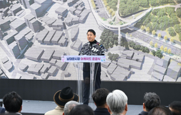 ▲오세훈 서울시장이 17일 중구 남창동 일대에서 열린 '남대문시장 아케이드 준공식'에서 기념사하고 있다(서울시청)