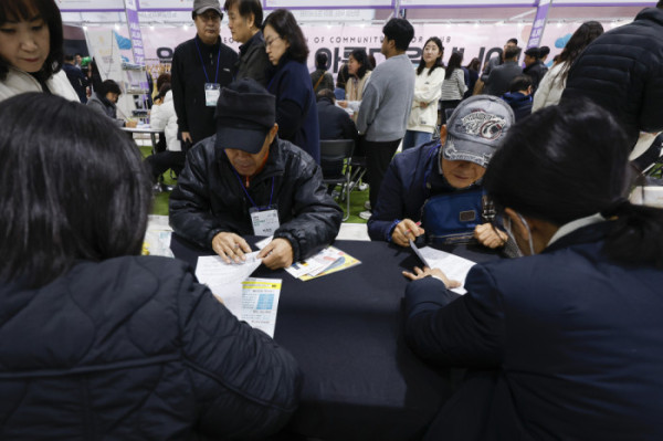 ▲18일 서울 강남구 서울무역전시장(SETEC)에서 열린 서울시 시니어 일자리박람회 2025에서 구직자들이 취업 상담을 받고 있다. 노인 인력의 사회활동 촉진과 양질의 일자리 확대를 위해 열린 이번 일자리박람회는 고령화 시대의 핵심 인력인 장·노년이 보유한 경력과 전문성을 바탕으로 새로운 일과 삶을 설계하는 것을 지원하기 위해 기획됐다. 채용관·내일 설계관·디지털 혁신 체험관 등으로 구성된 박람회는 73개 기업이 참여해 채용 상담과 면접을 진행한다. 조현호 기자 hyunho@(이투데이DB)