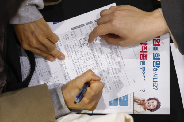 ▲18일 서울 강남구 서울무역전시장(SETEC)에서 열린 서울시 시니어 일자리박람회 2025에서 한 구직자가 취업 상담을 받기 위해 이력서를 작성하고 있다. 노인 인력의 사회활동 촉진과 양질의 일자리 확대를 위해 열린 이번 일자리박람회는 고령화 시대의 핵심 인력인 장·노년이 보유한 경력과 전문성을 바탕으로 새로운 일과 삶을 설계하는 것을 지원하기 위해 기획됐다. 채용관·내일 설계관·디지털 혁신 체험관 등으로 구성된 박람회는 73개 기업이 참여해 채용 상담과 면접을 진행한다. 조현호 기자 hyunho@(이투데이DB)