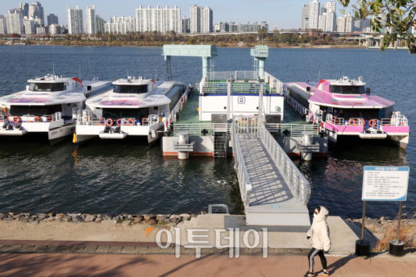 ▲18일 서울 송파구 한강버스 잠실선착장에 한강버스가 멈춰있다. 지난 15일 운항 재개 보름 만에 승객들을 태운 한강버스가 강바닥에 걸려 멈추는 사고가 발생하자 서울시는 총 7개 선착장 중 잠실·뚝섬·옥수·압구정 4개 선착장 구간 운항을 중단했으며 사고 원인 파악과 해결 조치 후 전 구간 운항을 재개한다는 방침이다. 고이란 기자 photoeran@ (이투데이DB)