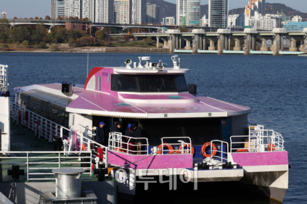 ▲18일 서울 송파구 한강버스 잠실선착장에 한강버스가 멈춰있다. 지난 15일 운항 재개 보름 만에 승객들을 태운 한강버스가 강바닥에 걸려 멈추는 사고가 발생하자 서울시는 총 7개 선착장 중 잠실·뚝섬·옥수·압구정 4개 선착장 구간 운항을 중단했으며 사고 원인 파악과 해결 조치 후 전 구간 운항을 재개한다는 방침이다. 고이란 기자 photoeran@ (이투데이DB)