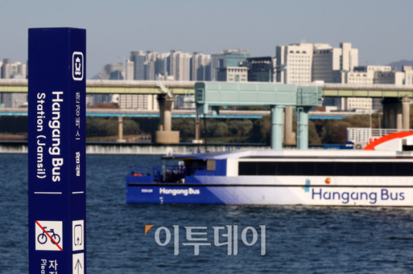 ▲18일 서울 송파구 한강버스 잠실선착장에 한강버스가 멈춰있다. 지난 15일 운항 재개 보름 만에 승객들을 태운 한강버스가 강바닥에 걸려 멈추는 사고가 발생하자 서울시는 총 7개 선착장 중 잠실·뚝섬·옥수·압구정 4개 선착장 구간 운항을 중단했으며 사고 원인 파악과 해결 조치 후 전 구간 운항을 재개한다는 방침이다. 고이란 기자 photoeran@ (이투데이DB)