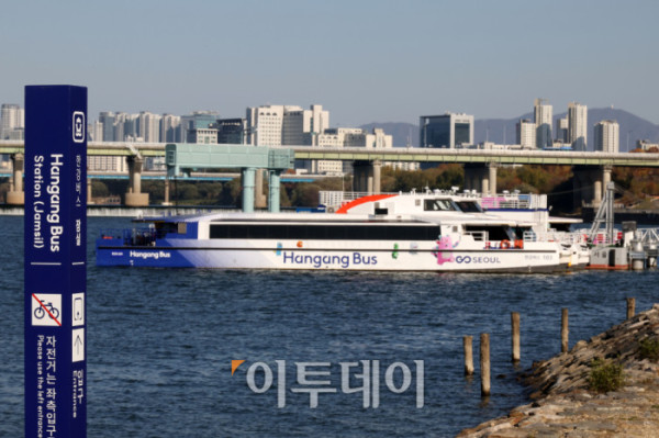 ▲18일 서울 송파구 한강버스 잠실선착장에 한강버스가 멈춰있다. 지난 15일 운항 재개 보름 만에 승객들을 태운 한강버스가 강바닥에 걸려 멈추는 사고가 발생하자 서울시는 총 7개 선착장 중 잠실·뚝섬·옥수·압구정 4개 선착장 구간 운항을 중단했으며 사고 원인 파악과 해결 조치 후 전 구간 운항을 재개한다는 방침이다. 고이란 기자 photoeran@ (이투데이DB)