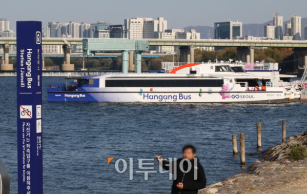 ▲18일 서울 송파구 한강버스 잠실선착장에 한강버스가 멈춰있다. 지난 15일 운항 재개 보름 만에 승객들을 태운 한강버스가 강바닥에 걸려 멈추는 사고가 발생하자 서울시는 총 7개 선착장 중 잠실·뚝섬·옥수·압구정 4개 선착장 구간 운항을 중단했으며 사고 원인 파악과 해결 조치 후 전 구간 운항을 재개한다는 방침이다. 고이란 기자 photoeran@ (이투데이DB)