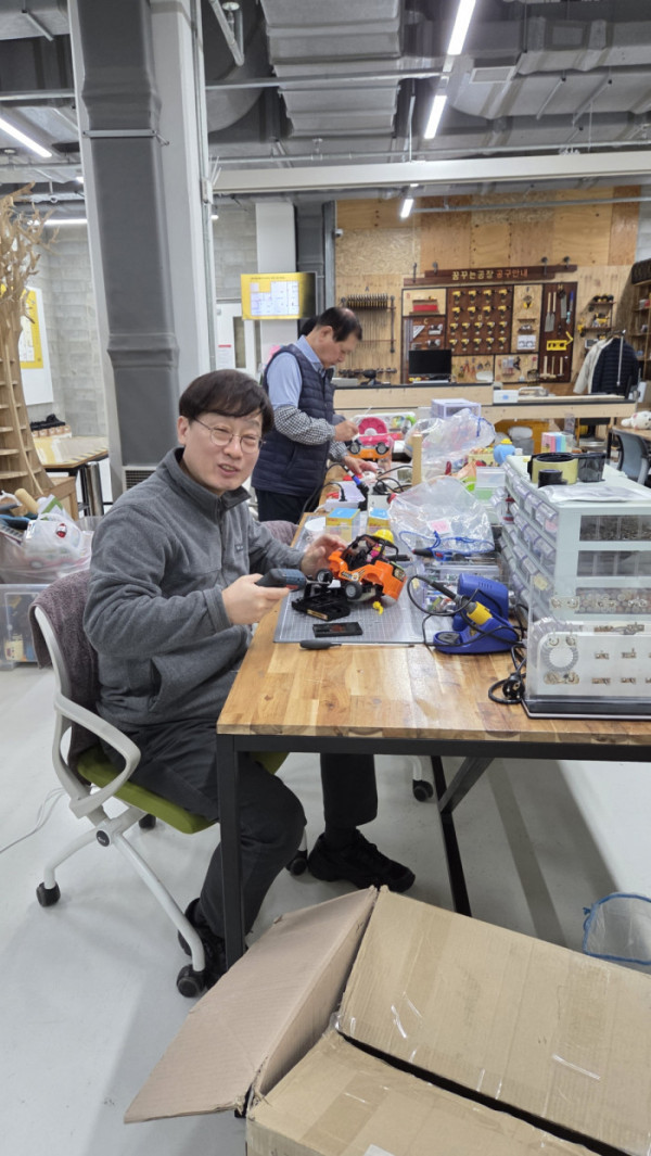 ▲'장난감순환활동가'로 장난감을 수리 중인 최재원 씨(본인 제공 )