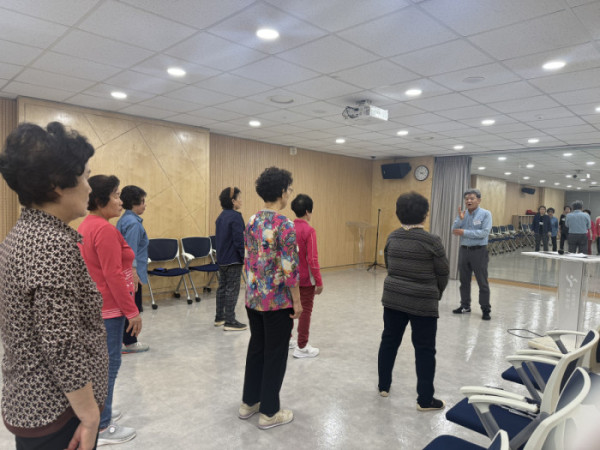▲낙상예방 운동 강의를 하고 있는 최충근 씨(맨 오른쪽 남성)(본인 제공 )