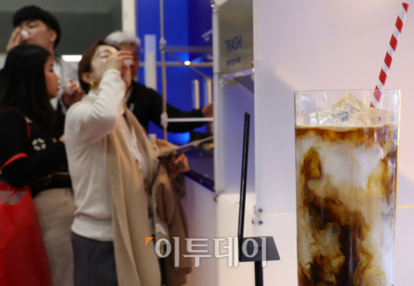 ▲제24회 서울카페쇼가 개막한 19일 서울 삼성동 코엑스에서 관람객들이 시음을 하고 있다. 22일까지 열리는 이번 행사에는 '한 잔에 담긴, 더 큰 커피 세상'을 주제로 글로벌 35개국, 631개사, 3903개 브랜드가 참가해 커피, 차, 디저트, 원부재료, 커피 머신 등 카페 산업 전반을 선보인다. 고이란 기자 photoeran@ (이투데이DB)