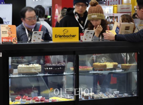 ▲제24회 서울카페쇼가 개막한 19일 서울 삼성동 코엑스에서 관람객들이 부스를 둘러보고 있다. 22일까지 열리는 이번 행사에는 '한 잔에 담긴, 더 큰 커피 세상'을 주제로 글로벌 35개국, 631개사, 3903개 브랜드가 참가해 커피, 차, 디저트, 원부재료, 커피 머신 등 카페 산업 전반을 선보인다. 고이란 기자 photoeran@ (이투데이DB)