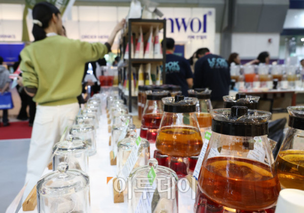 ▲제24회 서울카페쇼가 개막한 19일 서울 삼성동 코엑스에서 관람객들이 부스를 둘러보고 있다. 22일까지 열리는 이번 행사에는 '한 잔에 담긴, 더 큰 커피 세상'을 주제로 글로벌 35개국, 631개사, 3903개 브랜드가 참가해 커피, 차, 디저트, 원부재료, 커피 머신 등 카페 산업 전반을 선보인다. 고이란 기자 photoeran@ (이투데이DB)