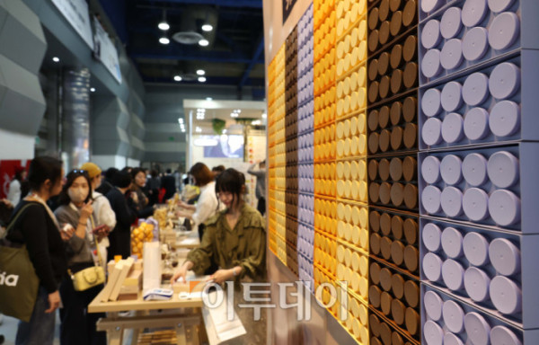 ▲제24회 서울카페쇼가 개막한 19일 서울 삼성동 코엑스에서 관람객들이 부스를 둘러보고 있다. 22일까지 열리는 이번 행사에는 '한 잔에 담긴, 더 큰 커피 세상'을 주제로 글로벌 35개국, 631개사, 3903개 브랜드가 참가해 커피, 차, 디저트, 원부재료, 커피 머신 등 카페 산업 전반을 선보인다. 고이란 기자 photoeran@ (이투데이DB)