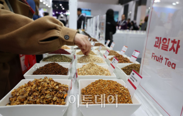 ▲제24회 서울카페쇼가 개막한 19일 서울 삼성동 코엑스에서 관람객들이 부스를 둘러보고 있다. 22일까지 열리는 이번 행사에는 '한 잔에 담긴, 더 큰 커피 세상'을 주제로 글로벌 35개국, 631개사, 3903개 브랜드가 참가해 커피, 차, 디저트, 원부재료, 커피 머신 등 카페 산업 전반을 선보인다. 고이란 기자 photoeran@ (이투데이DB)