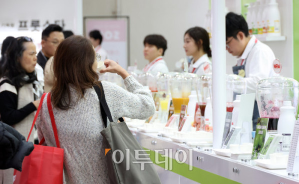 ▲제24회 서울카페쇼가 개막한 19일 서울 삼성동 코엑스에서 관람객들이 시음을 하고 있다. 22일까지 열리는 이번 행사에는 '한 잔에 담긴, 더 큰 커피 세상'을 주제로 글로벌 35개국, 631개사, 3903개 브랜드가 참가해 커피, 차, 디저트, 원부재료, 커피 머신 등 카페 산업 전반을 선보인다. 고이란 기자 photoeran@ (이투데이DB)