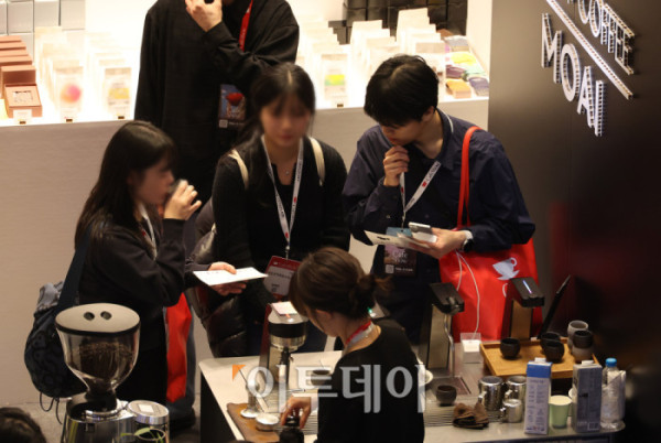 ▲제24회 서울카페쇼가 개막한 19일 서울 삼성동 코엑스에서 관람객들이 시음을 하고 있다. 22일까지 열리는 이번 행사에는 '한 잔에 담긴, 더 큰 커피 세상'을 주제로 글로벌 35개국, 631개사, 3903개 브랜드가 참가해 커피, 차, 디저트, 원부재료, 커피 머신 등 카페 산업 전반을 선보인다. 고이란 기자 photoeran@ (이투데이DB)