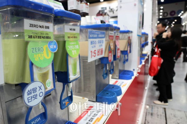 ▲제24회 서울카페쇼가 개막한 19일 서울 삼성동 코엑스에서 관람객들이 시음을 하고 있다. 22일까지 열리는 이번 행사에는 '한 잔에 담긴, 더 큰 커피 세상'을 주제로 글로벌 35개국, 631개사, 3903개 브랜드가 참가해 커피, 차, 디저트, 원부재료, 커피 머신 등 카페 산업 전반을 선보인다. 고이란 기자 photoeran@ (이투데이DB)