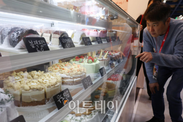 ▲제24회 서울카페쇼가 개막한 19일 서울 삼성동 코엑스에서 관람객들이 부스를 둘러보고 있다. 22일까지 열리는 이번 행사에는 '한 잔에 담긴, 더 큰 커피 세상'을 주제로 글로벌 35개국, 631개사, 3903개 브랜드가 참가해 커피, 차, 디저트, 원부재료, 커피 머신 등 카페 산업 전반을 선보인다. 고이란 기자 photoeran@ (이투데이DB)