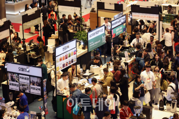 ▲제24회 서울카페쇼가 개막한 19일 서울 삼성동 코엑스에서 관람객들이 부스를 둘러보고 있다. 22일까지 열리는 이번 행사에는 '한 잔에 담긴, 더 큰 커피 세상'을 주제로 글로벌 35개국, 631개사, 3903개 브랜드가 참가해 커피, 차, 디저트, 원부재료, 커피 머신 등 카페 산업 전반을 선보인다. 고이란 기자 photoeran@ (이투데이DB)