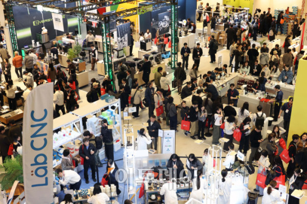 ▲제24회 서울카페쇼가 개막한 19일 서울 삼성동 코엑스에서 관람객들이 부스를 둘러보고 있다. 22일까지 열리는 이번 행사에는 '한 잔에 담긴, 더 큰 커피 세상'을 주제로 글로벌 35개국, 631개사, 3903개 브랜드가 참가해 커피, 차, 디저트, 원부재료, 커피 머신 등 카페 산업 전반을 선보인다. 고이란 기자 photoeran@ (이투데이DB)