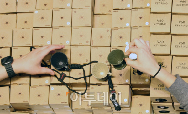 ▲제24회 서울카페쇼가 개막한 19일 서울 삼성동 코엑스에서 관람객들이 부스를 둘러보고 있다. 22일까지 열리는 이번 행사에는 '한 잔에 담긴, 더 큰 커피 세상'을 주제로 글로벌 35개국, 631개사, 3903개 브랜드가 참가해 커피, 차, 디저트, 원부재료, 커피 머신 등 카페 산업 전반을 선보인다. 고이란 기자 photoeran@ (이투데이DB)