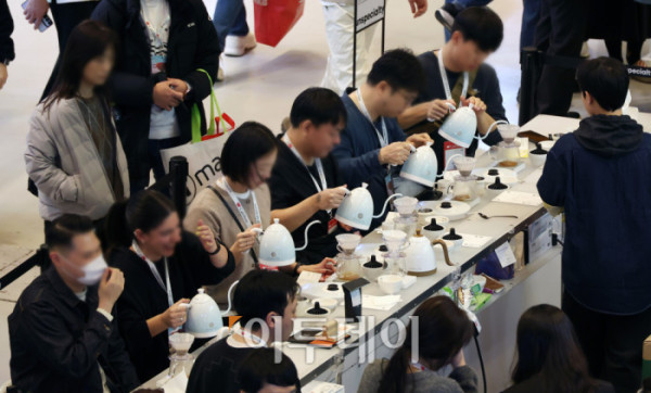 ▲제24회 서울카페쇼가 개막한 19일 서울 삼성동 코엑스에서 관람객들이 체험을 하고 있다. 22일까지 열리는 이번 행사에는 '한 잔에 담긴, 더 큰 커피 세상'을 주제로 글로벌 35개국, 631개사, 3903개 브랜드가 참가해 커피, 차, 디저트, 원부재료, 커피 머신 등 카페 산업 전반을 선보인다. 고이란 기자 photoeran@ (이투데이DB)