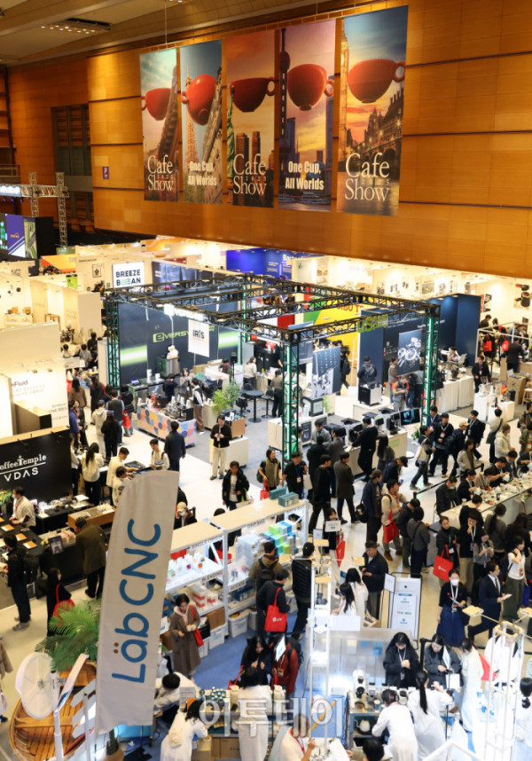 ▲제24회 서울카페쇼가 개막한 19일 서울 삼성동 코엑스에서 관람객들이 부스를 둘러보고 있다. 22일까지 열리는 이번 행사에는 '한 잔에 담긴, 더 큰 커피 세상'을 주제로 글로벌 35개국, 631개사, 3903개 브랜드가 참가해 커피, 차, 디저트, 원부재료, 커피 머신 등 카페 산업 전반을 선보인다. 고이란 기자 photoeran@ (이투데이DB)