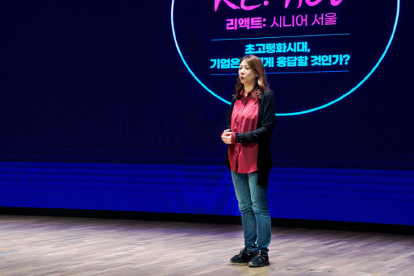 ▲현장 발표에서 시니어 전문 플랫폼 ‘이지테스크’ 전혜진 대표가 중장년 맞춤형 과업(Task) 기반 매칭 서비스 운영 사례를 설명하고 있다. 전 대표는 “일자리보다 일거리 중심의 시장이 커지고 있다”며 시니어 프리랜서 생태계 확장 가능성을 강조했다.(이준호 기자)