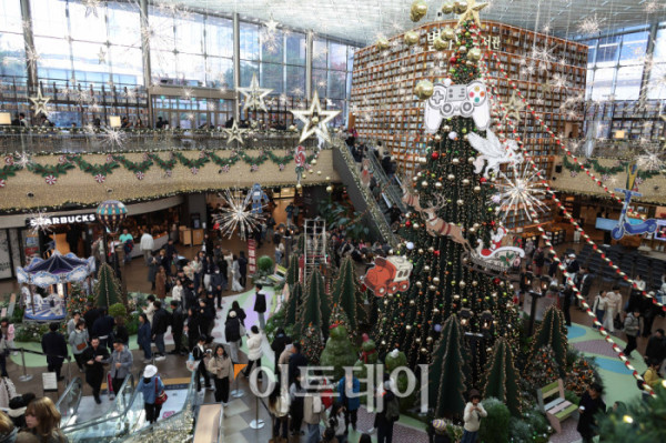 ▲20일 서울 삼성동 스타필드 코엑스몰 별마당 도서관에서 방문객들이 연말 분위기를 즐기고 있다. '책 속에서 펼쳐지는 크리스마스 축제' 를 주제로 마련된 이번 캠페인은 종이로 구현된 세 개의 챕터를 따라 도서관 전체가 한 권의 팝업북처럼 펼쳐진다. 방문객들은 페이지를 넘기듯 크리스마스 동화 속 세계를 체험할 수 있다. 고이란 기자 photoeran@ (이투데이DB)