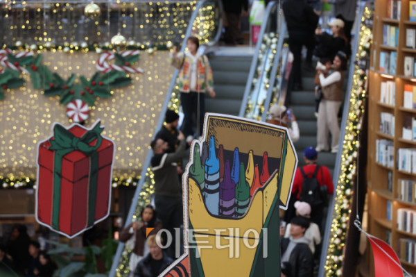 ▲20일 서울 삼성동 스타필드 코엑스몰 별마당 도서관에서 방문객들이 연말 분위기를 즐기고 있다. '책 속에서 펼쳐지는 크리스마스 축제' 를 주제로 마련된 이번 캠페인은 종이로 구현된 세 개의 챕터를 따라 도서관 전체가 한 권의 팝업북처럼 펼쳐진다. 방문객들은 페이지를 넘기듯 크리스마스 동화 속 세계를 체험할 수 있다. 고이란 기자 photoeran@ (이투데이DB)