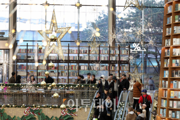 ▲20일 서울 삼성동 스타필드 코엑스몰 별마당 도서관에서 방문객들이 연말 분위기를 즐기고 있다. '책 속에서 펼쳐지는 크리스마스 축제' 를 주제로 마련된 이번 캠페인은 종이로 구현된 세 개의 챕터를 따라 도서관 전체가 한 권의 팝업북처럼 펼쳐진다. 방문객들은 페이지를 넘기듯 크리스마스 동화 속 세계를 체험할 수 있다. 고이란 기자 photoeran@ (이투데이DB)