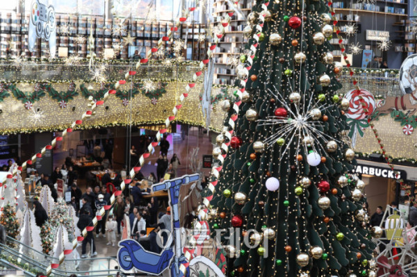 ▲20일 서울 삼성동 스타필드 코엑스몰 별마당 도서관에서 방문객들이 연말 분위기를 즐기고 있다. '책 속에서 펼쳐지는 크리스마스 축제' 를 주제로 마련된 이번 캠페인은 종이로 구현된 세 개의 챕터를 따라 도서관 전체가 한 권의 팝업북처럼 펼쳐진다. 방문객들은 페이지를 넘기듯 크리스마스 동화 속 세계를 체험할 수 있다. 고이란 기자 photoeran@ (이투데이DB)