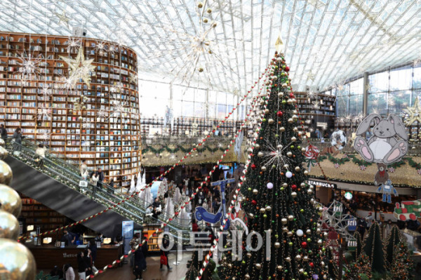 ▲20일 서울 삼성동 스타필드 코엑스몰 별마당 도서관에서 방문객들이 크리스마스 분위기를 즐기고 있다. '책 속에서 펼쳐지는 크리스마스 축제' 를 주제로 마련된 이번 캠페인은 종이로 구현된 세 개의 챕터를 따라 도서관 전체가 한 권의 팝업북처럼 펼쳐진다. 방문객들은 페이지를 넘기듯 크리스마스 동화 속 세계를 체험할 수 있다. 고이란 기자 photoeran@  (이투데이DB)