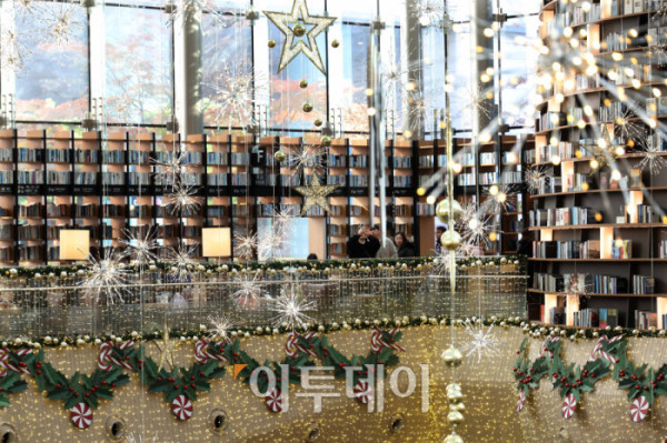▲20일 서울 삼성동 스타필드 코엑스몰 별마당 도서관에서 방문객들이 크리스마스 분위기를 즐기고 있다. '책 속에서 펼쳐지는 크리스마스 축제' 를 주제로 마련된 이번 캠페인은 종이로 구현된 세 개의 챕터를 따라 도서관 전체가 한 권의 팝업북처럼 펼쳐진다. 방문객들은 페이지를 넘기듯 크리스마스 동화 속 세계를 체험할 수 있다. 고이란 기자 photoeran@  (이투데이DB)