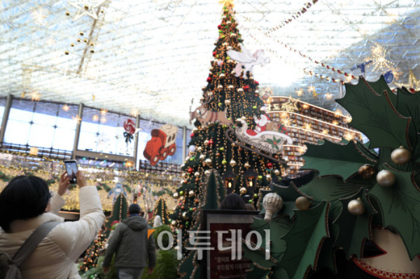 ▲20일 서울 삼성동 스타필드 코엑스몰 별마당 도서관에서 방문객들이 연말 분위기를 즐기고 있다. '책 속에서 펼쳐지는 크리스마스 축제' 를 주제로 마련된 이번 캠페인은 종이로 구현된 세 개의 챕터를 따라 도서관 전체가 한 권의 팝업북처럼 펼쳐진다. 방문객들은 페이지를 넘기듯 크리스마스 동화 속 세계를 체험할 수 있다. 고이란 기자 photoeran@ (이투데이DB)