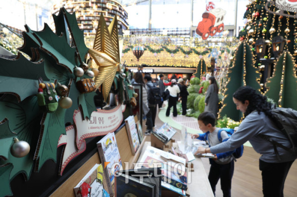 ▲20일 서울 삼성동 스타필드 코엑스몰 별마당 도서관에서 방문객들이 연말 분위기를 즐기고 있다. '책 속에서 펼쳐지는 크리스마스 축제' 를 주제로 마련된 이번 캠페인은 종이로 구현된 세 개의 챕터를 따라 도서관 전체가 한 권의 팝업북처럼 펼쳐진다. 방문객들은 페이지를 넘기듯 크리스마스 동화 속 세계를 체험할 수 있다. 고이란 기자 photoeran@  (이투데이DB)