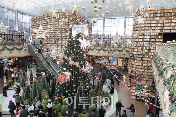 ▲20일 서울 삼성동 스타필드 코엑스몰 별마당 도서관에서 방문객들이 연말 분위기를 즐기고 있다. '책 속에서 펼쳐지는 크리스마스 축제' 를 주제로 마련된 이번 캠페인은 종이로 구현된 세 개의 챕터를 따라 도서관 전체가 한 권의 팝업북처럼 펼쳐진다. 방문객들은 페이지를 넘기듯 크리스마스 동화 속 세계를 체험할 수 있다. 고이란 기자 photoeran@  (이투데이DB)