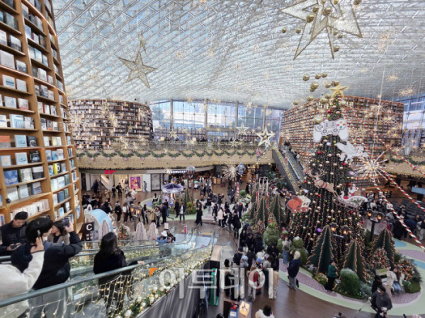 ▲20일 서울 삼성동 스타필드 코엑스몰 별마당 도서관에서 방문객들이 연말 분위기를 즐기고 있다. '책 속에서 펼쳐지는 크리스마스 축제' 를 주제로 마련된 이번 캠페인은 종이로 구현된 세 개의 챕터를 따라 도서관 전체가 한 권의 팝업북처럼 펼쳐진다. 방문객들은 페이지를 넘기듯 크리스마스 동화 속 세계를 체험할 수 있다. 고이란 기자 photoeran@ (이투데이DB)