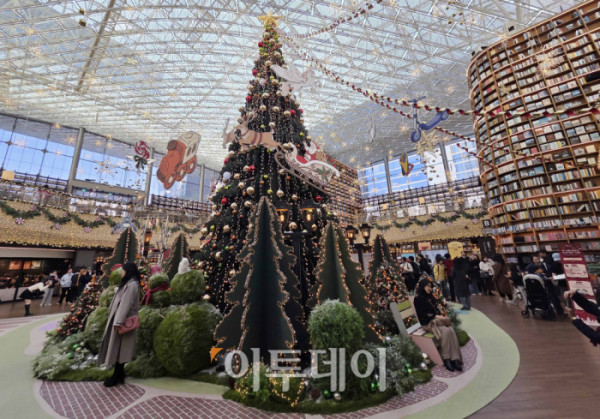 ▲20일 서울 삼성동 스타필드 코엑스몰 별마당 도서관에서 방문객들이 연말 분위기를 즐기고 있다. '책 속에서 펼쳐지는 크리스마스 축제' 를 주제로 마련된 이번 캠페인은 종이로 구현된 세 개의 챕터를 따라 도서관 전체가 한 권의 팝업북처럼 펼쳐진다. 방문객들은 페이지를 넘기듯 크리스마스 동화 속 세계를 체험할 수 있다. 고이란 기자 photoeran@ (이투데이DB)