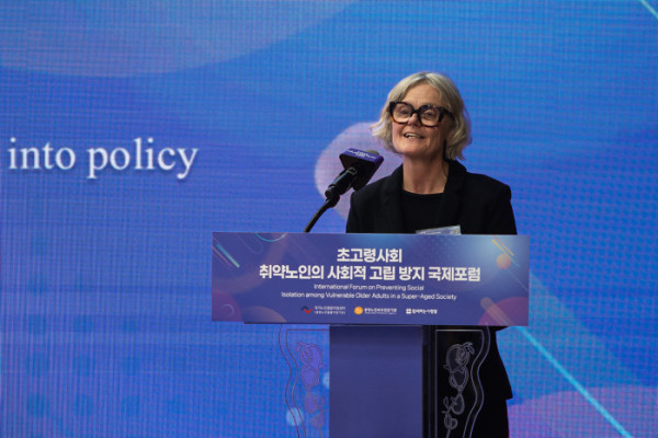 ▲브리짓 슬립 영국 휴먼라이츠워치 선임연구원이 20일 국제포럼 첫 발표자로 나서 ‘연령주의와 노인의 존엄’을 주제로 강연하고 있다. 그는 “노인의 자기결정권이 침해될 때 존엄도 함께 무너진다”고 지적했다.(이준호 기자)