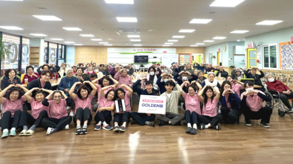 ▲케어링 주간보호센터 부산 금정점 소속 어르신과 임직원 단체 사진.(케어링 제공)