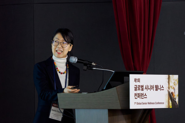 ▲마키코 카와베 일본 솜포 디지털랩 시니어 연구원이 20일 원주에서 열린 ‘글로벌 시니어 웰니스 컨퍼런스’에서 일본의 에이지테크 실증사업과 ‘뉴 케어 모델’ 추진 사례를 설명하고 있다.(이준호 기자)
