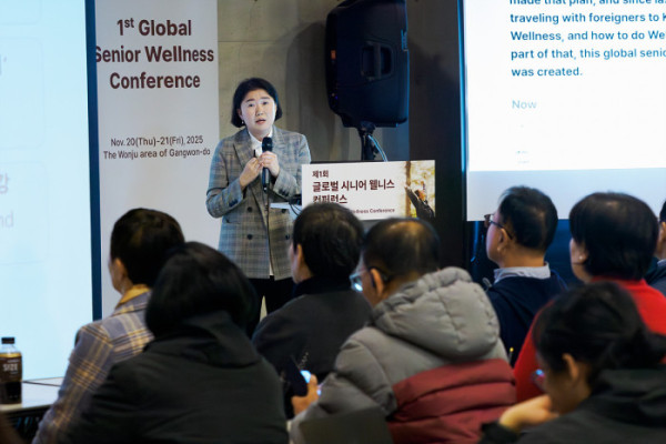 ▲이보람 써드에이지 대표가 21일 강원 원주에서 열린 ‘글로벌 시니어 웰니스 컨퍼런스’에서 서드에이지의 장수 전략과 지역 기반 웰니스 모델을 설명하고 있다.(이준호 기자)