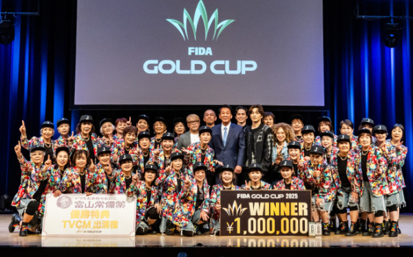▲‘FIDA GOLD CUP 2025’에서 우승을 차지한 JBRevolution 오이타 팀이 기념촬영을 하고 있다. 최고령 81세 단원을 포함한 시니어 댄서들이 팀을 이뤄 대회에 참가했다. (일본국제댄스연맹 제공.)